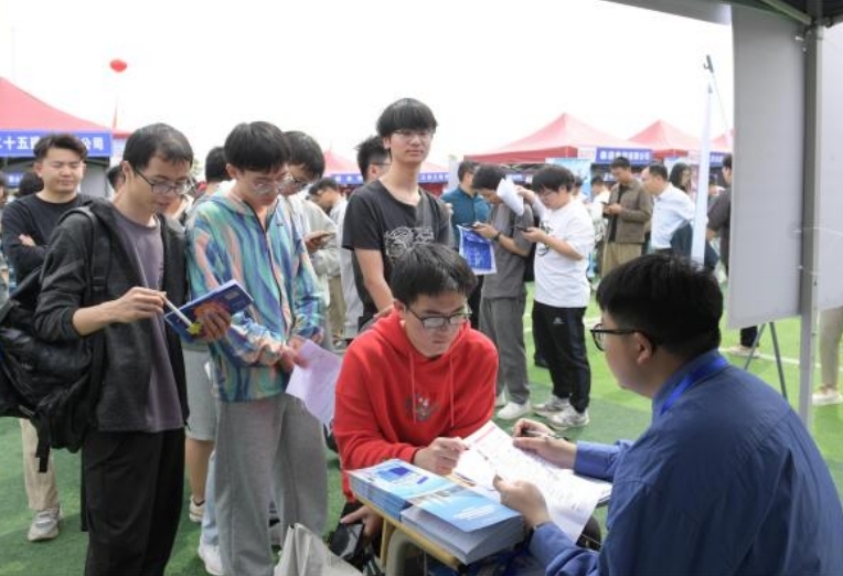 快猫
举办春季大型招聘会