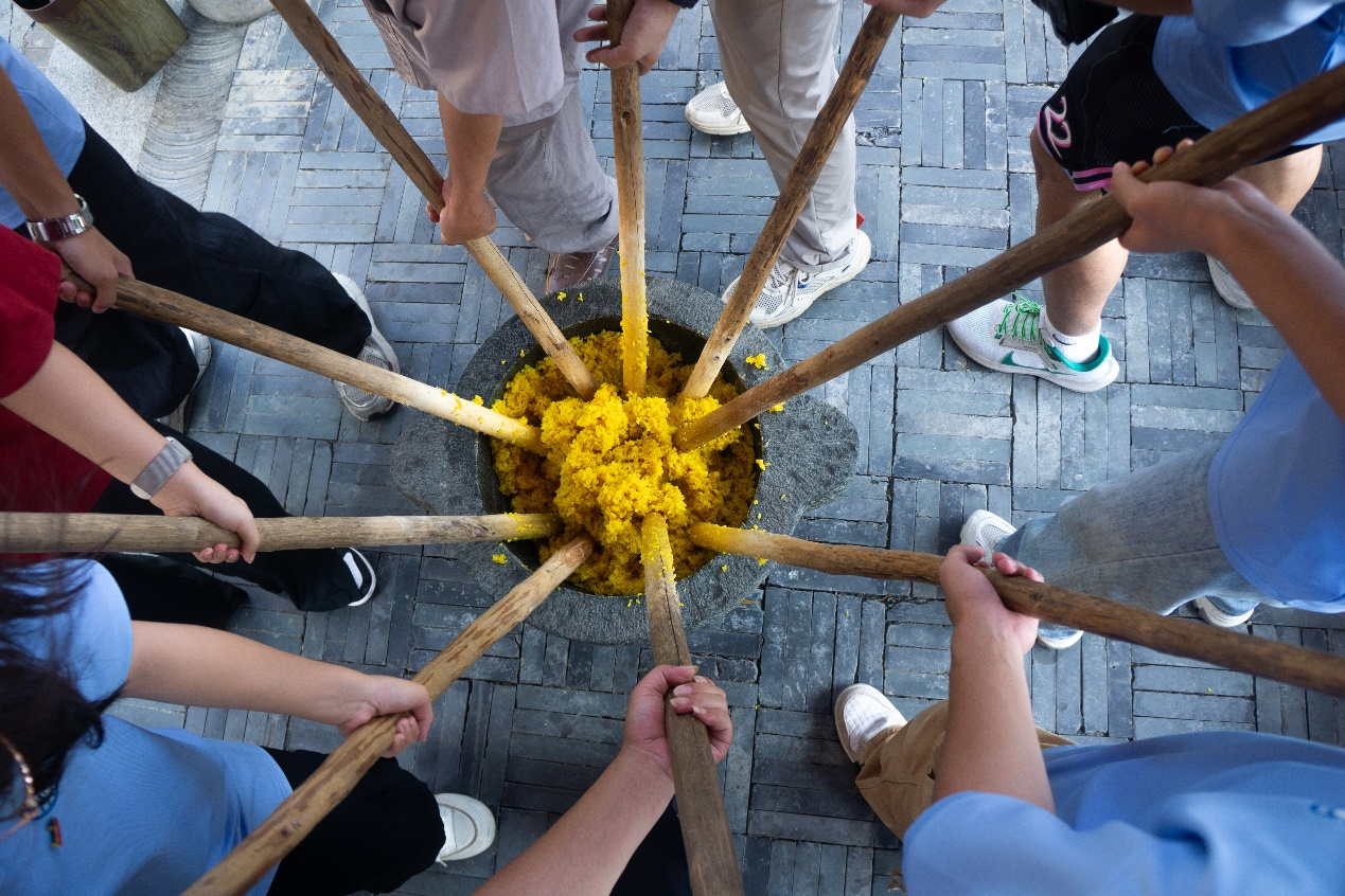 快猫
:志愿者“红”入田间 非遗之美实践知_fororder_图片12 快猫
:志愿者“红”入田间 非遗之美实践知_fororder_图片12