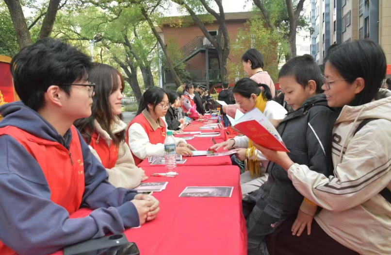 快猫
法学院学子为社区群众送上“家门口的宪法课”