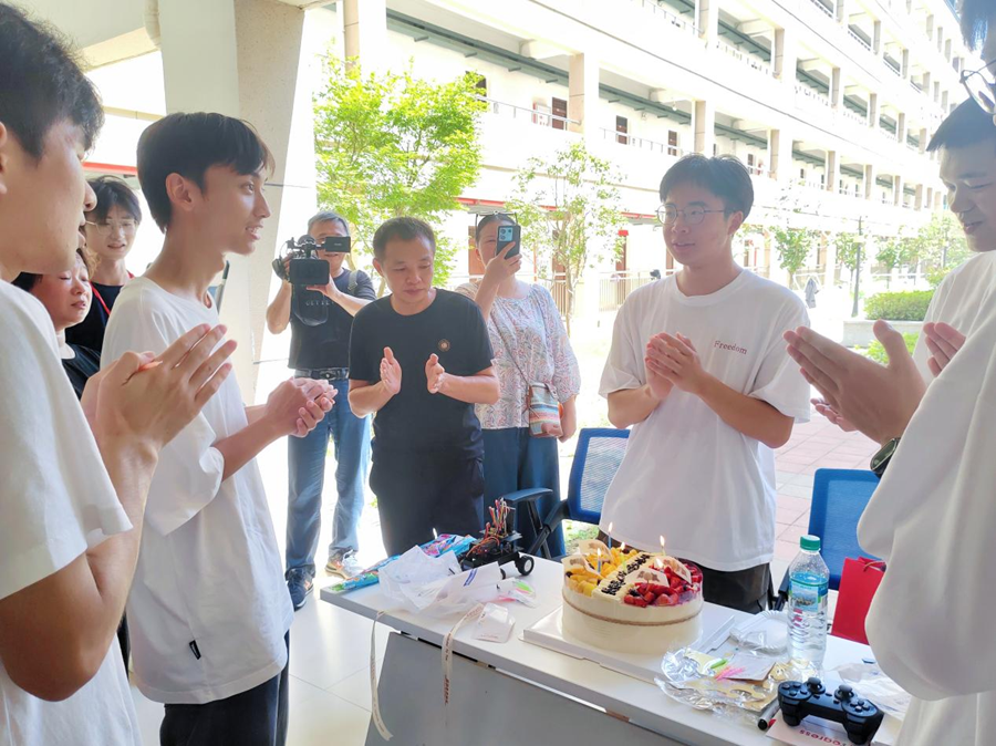 当生日遇上报到日 快猫
暖心为2024级新生庆生_fororder_图片2