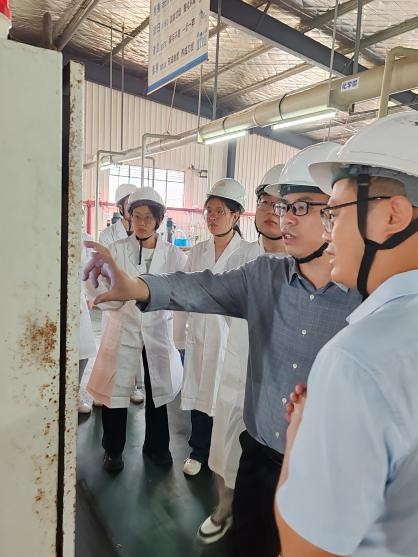 图片4学院委派的“科技副总”在企业进行技术指导.png 图片4学院委派的“科技副总”在企业进行技术指导.png