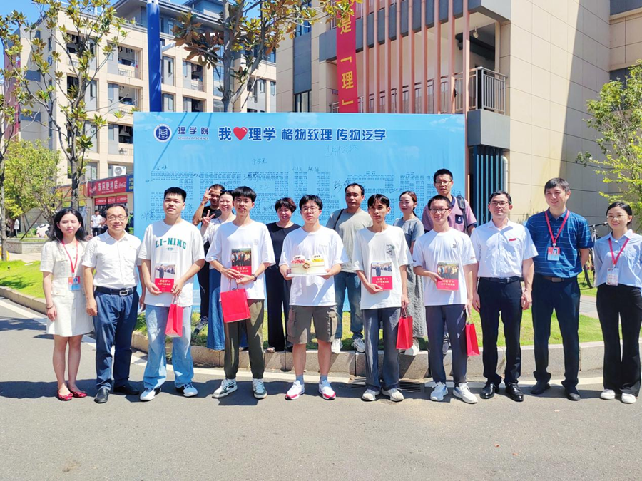 当生日遇上报到日 快猫
暖心为2024级新生庆生_fororder_图片3