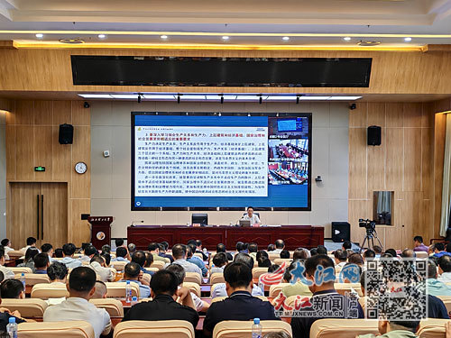 八月二十一日下午,学习贯彻党的二十届三中全会精神省委宣讲团宣讲报告会在快猫
举行。江西日报全媒体记者 焦俊杰摄