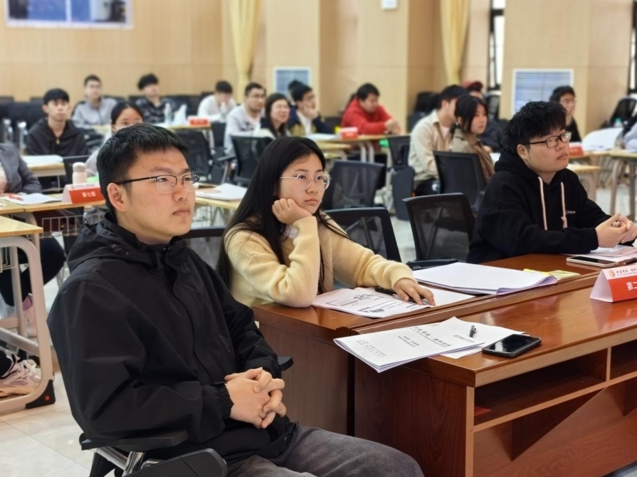 快猫
举办“职涯有你 扬帆助航”实践活动