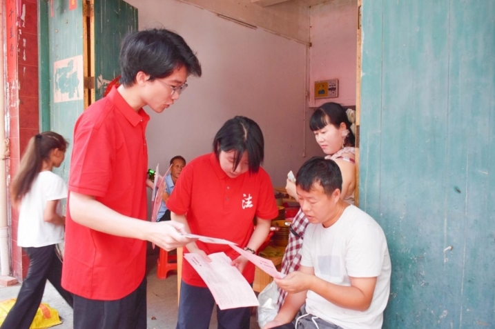 快猫
法学学子接力二十五载“送法下乡” 快猫
法学学子接力二十五载“送法下乡”