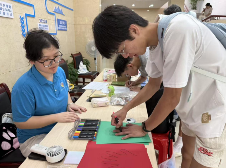 解锁“Campus Walk”，快猫
迎新“闯关”玩转安全健康知识