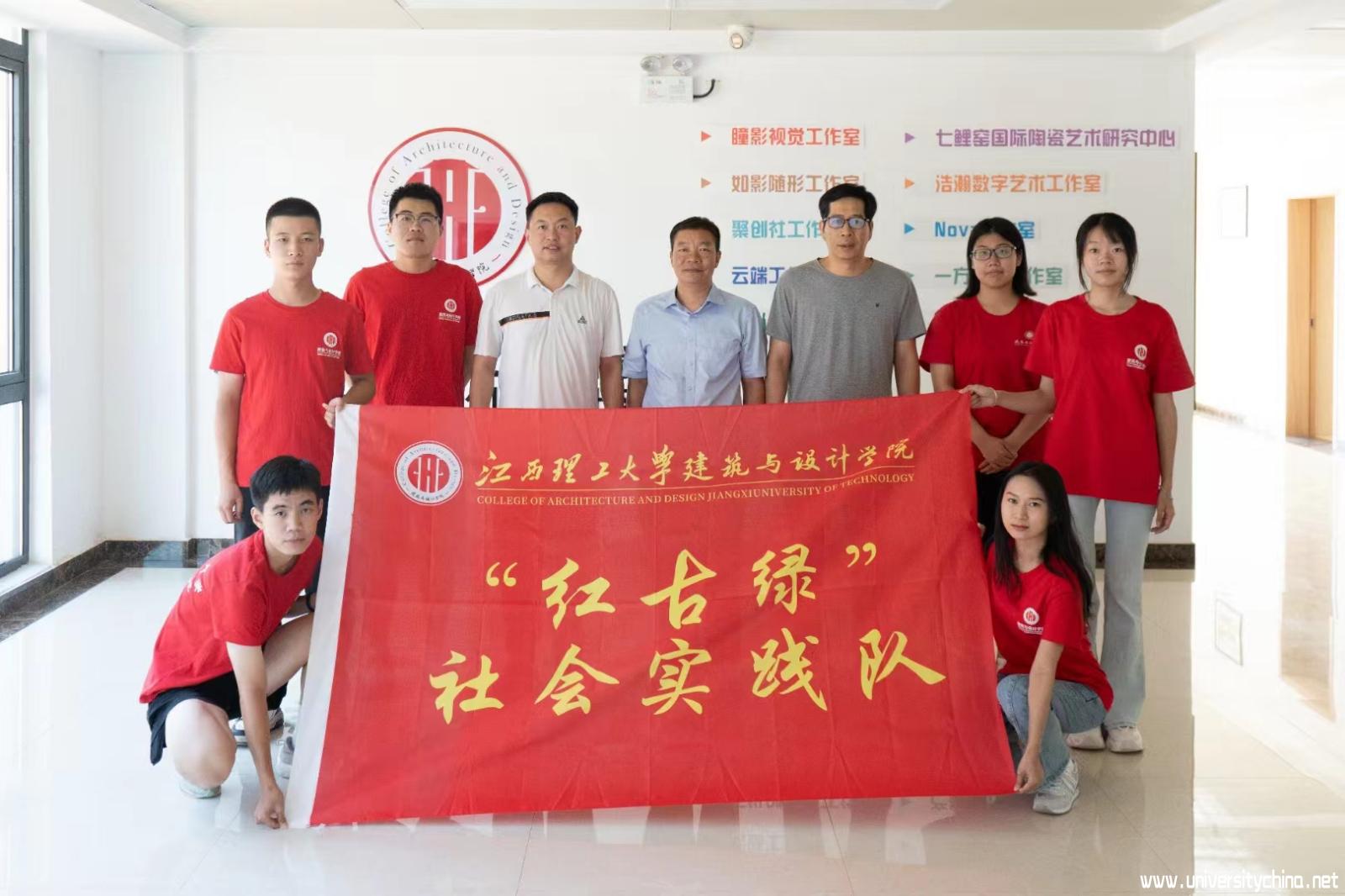 图为三下乡实践队队员与指导老师合照 图为三下乡实践队队员与指导老师合照