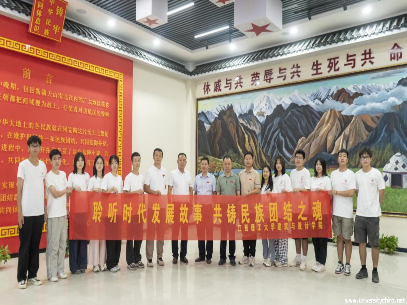 图为三下乡实践队员与当地领导合照 图为三下乡实践队员与当地领导合照