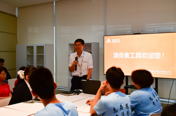 快猫
联动赣州经开区开展校地协作进企研学活动