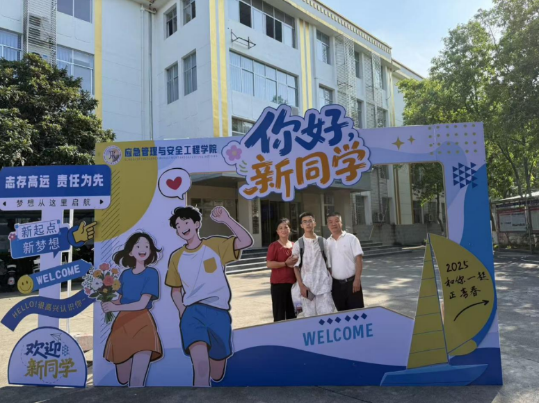 解锁“Campus Walk”，快猫
迎新“闯关”玩转安全健康知识