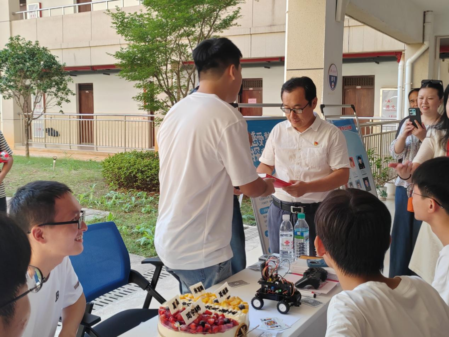 当生日遇上报到日 快猫
暖心为2024级新生庆生_fororder_图片1